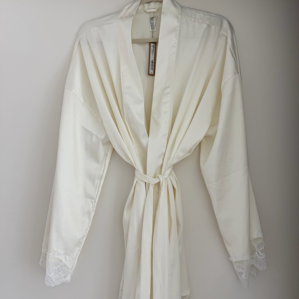 Skims Lace Robe - Picture 3 of 7